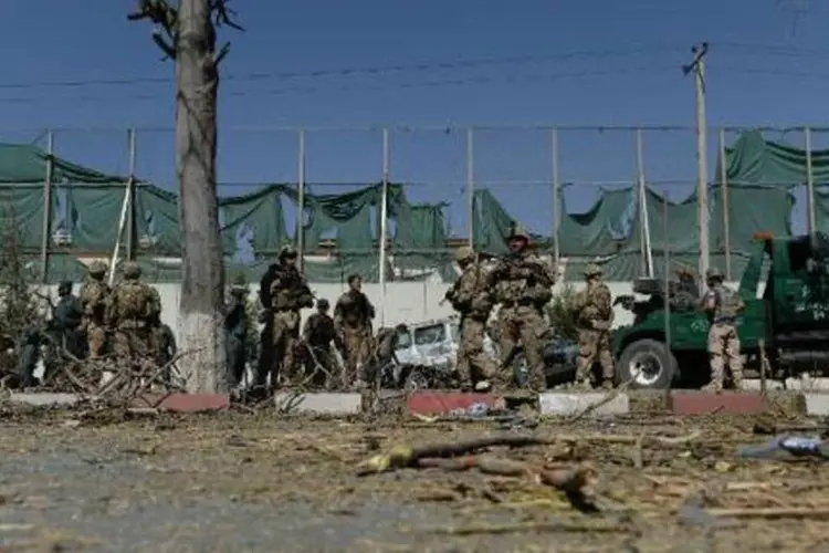 Soldados americanos no local do ataque, em Cabul: explosão, que deixou 15 feridos, sacudiu Cabul nesta terça-feira (Wakil Kohsar/AFP)