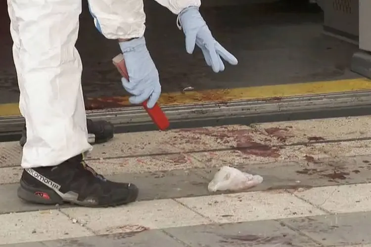 
	Sangue ap&oacute;s ataque com faca: a pol&iacute;cia em Sagamihara, Kanagawa, prendeu um suspeito
 (REUTERS TV)
