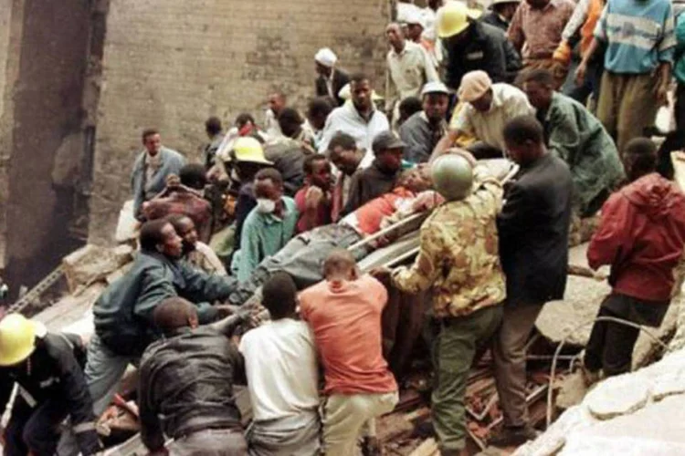 Resgate de vítimas no ataque à embaixada americana no Quênia, em 1998: uma das 227 acusações contra o líder da Al Qaeda (AFP)