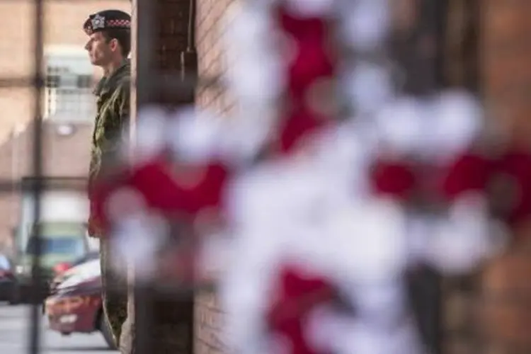 Flores são colocadas em homenagem ao policial morto em ataque ao parlamento canadense: país tem alerta contra terrorismo (Geoff Robins/AFP)