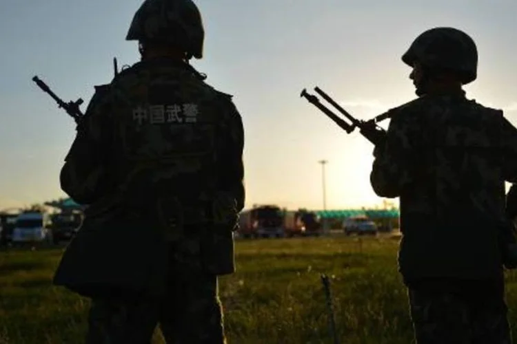 
	Policiais chineses realizam opera&ccedil;&atilde;o anti-terrorista em Hami, na regi&atilde;o de Xinjiang, em 2 de julho de 2013
 (AFP)