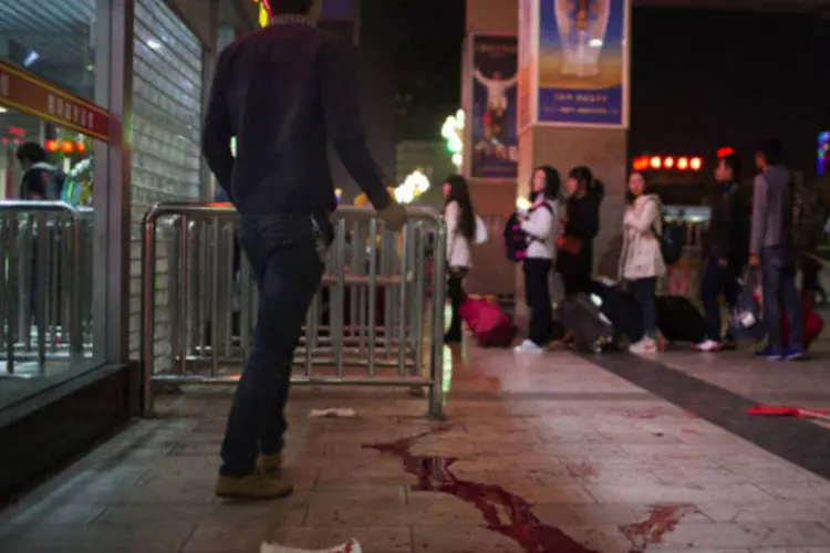 Sangue é visto no chão após ataque na estação de trem Kunming, na província de Yannan, China (Reuters)