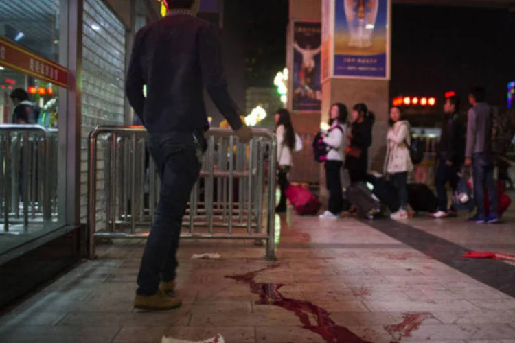 
	Sangue &eacute; visto no ch&atilde;o ap&oacute;s ataque na esta&ccedil;&atilde;o de trem Kunming, na prov&iacute;ncia de Yannan, China
 (Reuters)