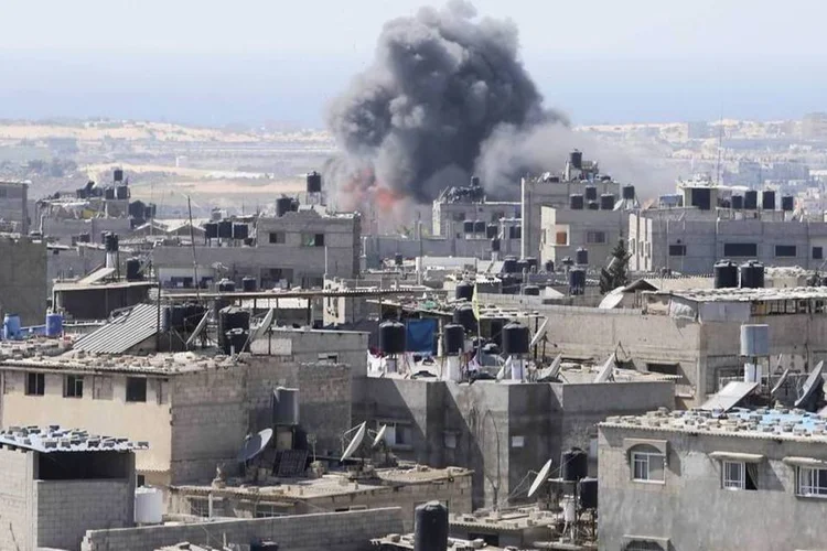 Israel prosseguiu com ataques enquanto negociava indiretamente no Cairo (Ibraheem Abu Mustafa/Reuters)