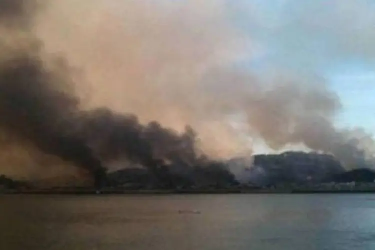 Grandes colunas de fumaça na ilha de Yeonpyeong (Str/AFP)
