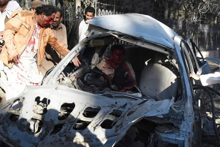 
	Ataque em Quetta: o homem-bomba montado em uma bicicleta atingiu um ve&iacute;culo que levava for&ccedil;as de seguran&ccedil;a, matando pelo menos oito pessoas e ferindo outras 20
 (BANARAS KHAN / AFP)