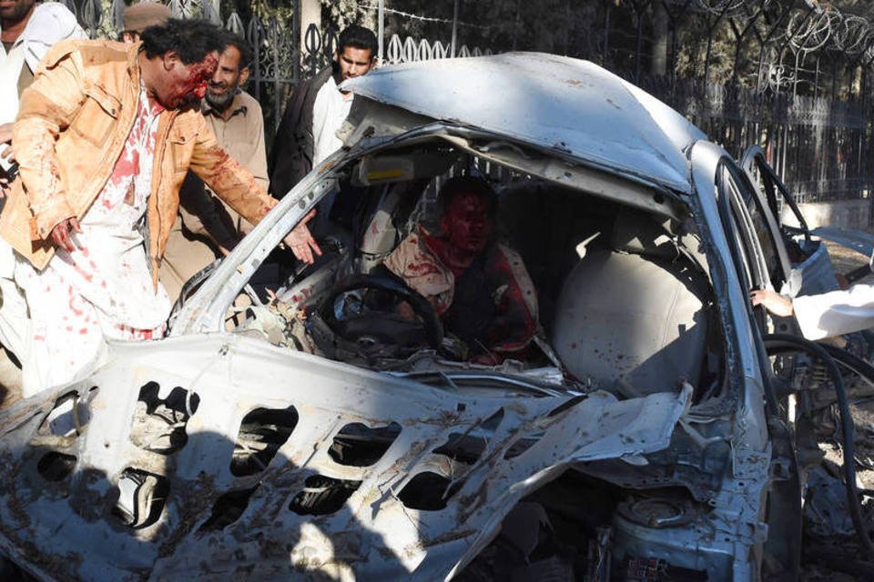 Homem-bomba mata oito pessoas no Paquistão