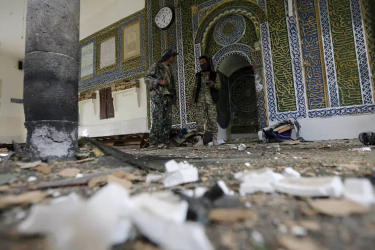 
	Ataque do EI na mesquita Balili: bomba explodiu na mesquita durante a ora&ccedil;&atilde;o da Festa do Sacrif&iacute;cio, causando p&acirc;nico entre os fieis que correram para a sa&iacute;da, onde um homem-bomba se explodiu
 (Reuters / Khaled Abdullah)