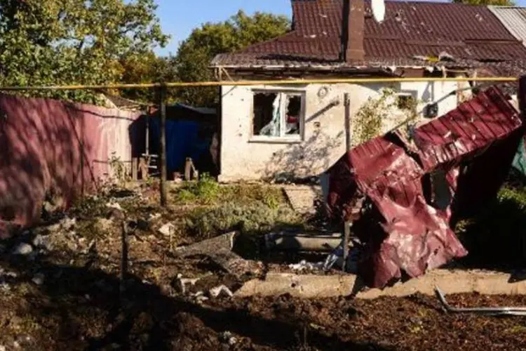 Casa destruída perto do aeroporto, em Donetsk: prefeitura indicou que vários morteiros atingiram o centro da cidade pouco antes das 18h00 (12h00 de Brasília) (John Macdougall/AFP)