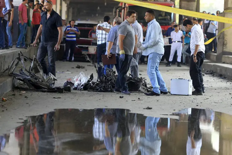
	Arredores do consulado italiano no Egito, em Cairo: o grupo jihadista Wilayat Sina (Prov&iacute;ncia do Sinai) assumiu a autoria do ataque
 (REUTERS/Mohamed Abd El Ghany)