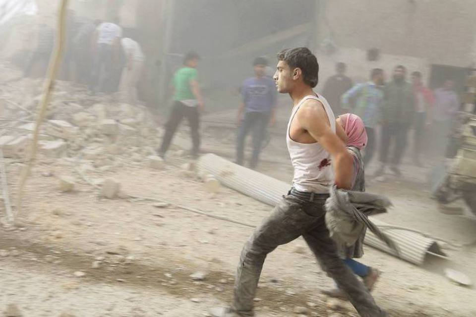 Ataques aéreos matam 27 pessoas em mercado perto de Alepo