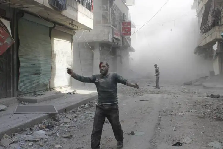 
	Homem ferido caminha em uma rua ap&oacute;s o que os ativistas dizem ser um ataque &agrave; bomba de for&ccedil;as leais ao presidente Bashar al-Assad, em Alepo, na S&iacute;ria
 (Firas Badawi/Reuters)