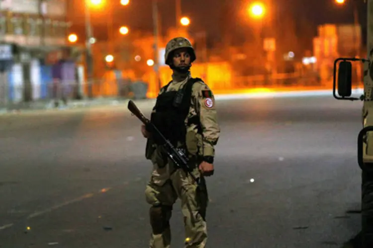 Membro da Força de Segurança do Afeganistão monta guarda próximo do Hotel Serena, após uma ataque, na cidade de Cabul (Ahmad Masood/Reuters)
