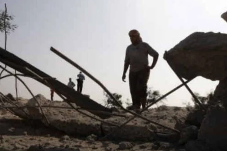 Palestino observa destruição causada por ataque aéreo israelense em Khan Yunis, Faixa de Gaza (Said Khatib/AFP)