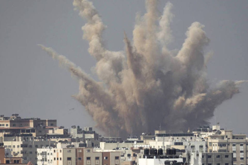 Bombardeios israelenses matam 4 palestinos e destroem prédio