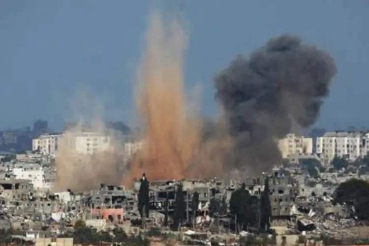 Fumaça é vista na Faixa de Gaza após um ataque militar israelense (David Buimovitch/AFP)