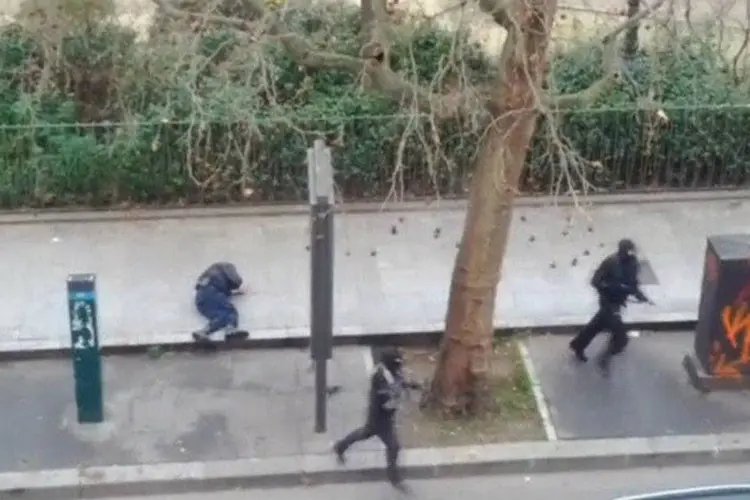 
	Homens armados ap&oacute;s matarem uma das 12 v&iacute;timas em ataque &agrave; sede da revista Charlie Hebdo
 (Handout via Reuters)