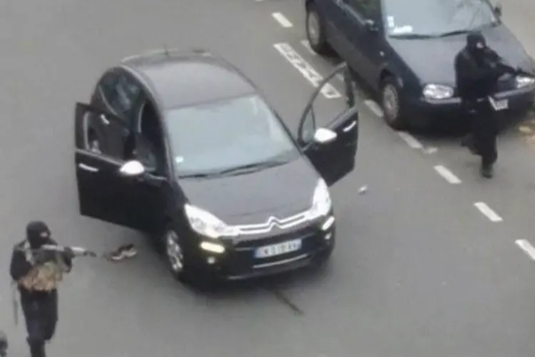 Homens armados atacam a sede da revista Charlie Hebdo, em Paris (Handout via Reuters TV)