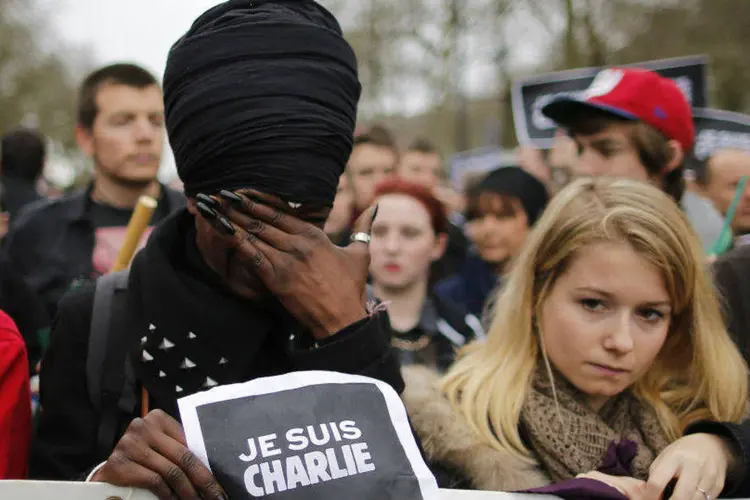 Mulher reage durante protesto em homenagem às vítimas do ataque terrorista ao jornal Charlie Hebdo (Stephane Mahe/Reuters)