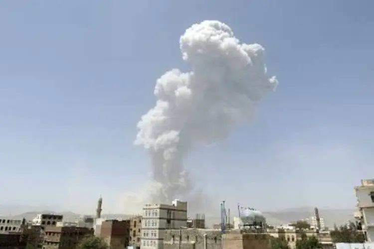 Coluna de fumaça após ataque da coalizão liderada pela Arábia Saudita contra rebeldes huthis em Sana (Mohammed Huwais/AFP)