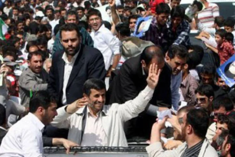 Mahmud Ahmadinejad durante a visita à cidade de Hamedan em que houve o suposto ataque (AFP)