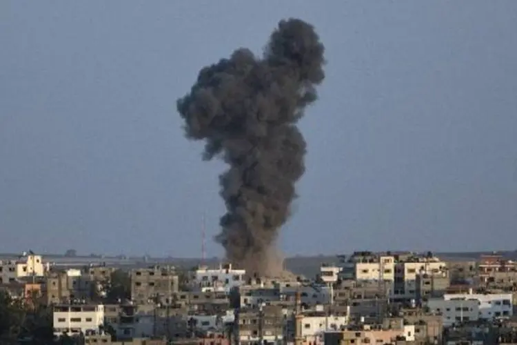 Fumaça negra toma conta da paisagem de uma área de Gaza, após um ataque israelense (Mahmud Hams/AFP)
