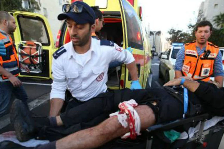 Israelense ferido após ataque: criminosos entraram no momento da oração em sinagoga em Jar Nof (AFP)