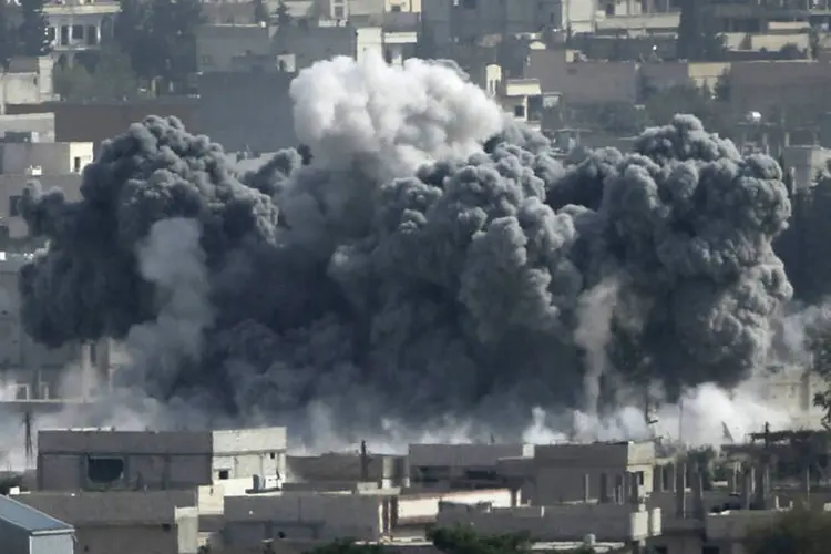 
	Fuma&ccedil;a sobre ap&oacute;s ataque em Kobani, na fronteira entre a S&iacute;ria e a Turquia
 (Umit Bektas/Reuters)