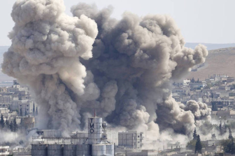 EUA dizem ter bombardeado EI perto de cidade síria sitiada