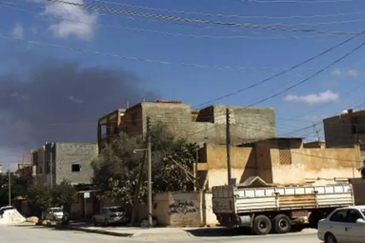 Céu de uma área de Benghazi é tomado por fumaça após um ataque aéreo (Abdullah Doma/AFP)