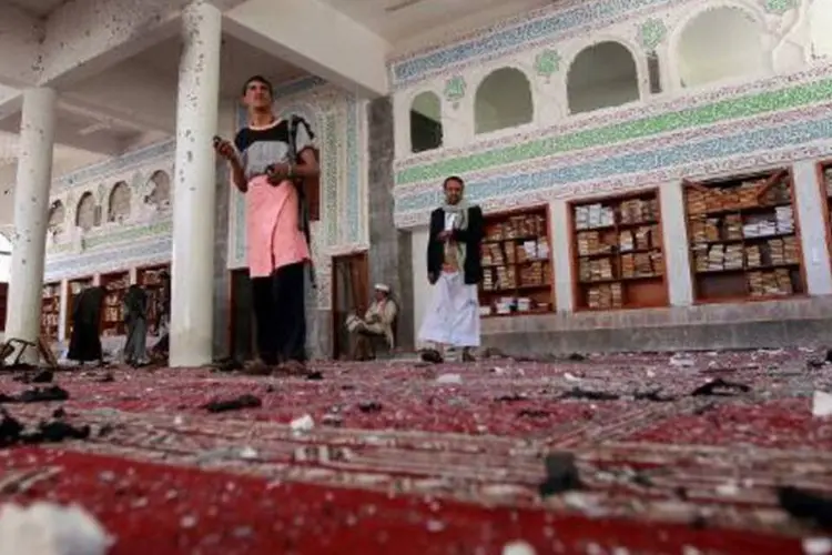 Iemenitas verificam os estragos na mesquita de Badr, em Sana (Mohammed Huwais/AFP)
