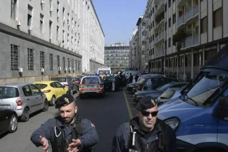 Policiais vigiam tribunal de Milão em 9 de abril de 2015: testemunhas do crime afirmaram que o homem sacou uma arma e disparou contra seu próprio advogado e uma testemunha (Olivier Morin/AFP)