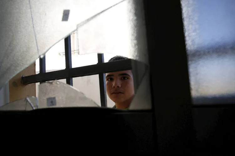 
	Viol&ecirc;ncia: alguns homens lan&ccedil;aram bombas atrav&eacute;s de uma janela quebrada, mas nenhum integrante da fam&iacute;lia ficou ferido
 (Mohamad Torokman / Reuters)