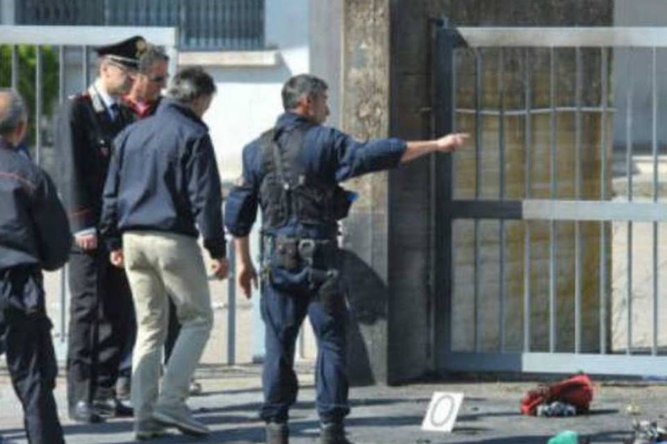 Polícia italiana prende suspeitos de explosão em escola