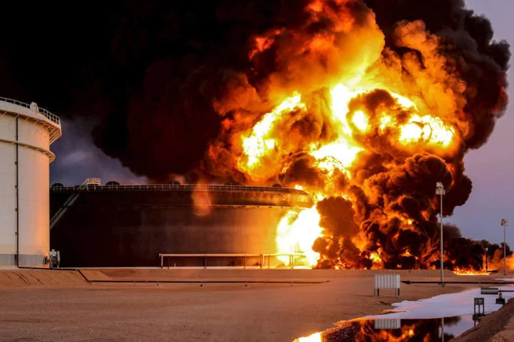 
	L&iacute;bia: o EI, presente na L&iacute;bia, j&aacute; realizou, no in&iacute;cio da janeiro, dois ataques perto de importantes instala&ccedil;&otilde;es petroleiras
 (Reuters)