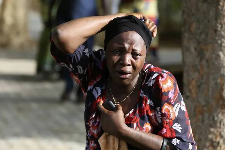 
	Mulher chora ap&oacute;s ataque &agrave; bomba do grupo isl&acirc;mico Boko Haram:&nbsp;rapto de Chibok suscitou v&aacute;rias cr&iacute;ticas no mundo todo e EUA, China e Reino Unido j&aacute; ofereceram ajuda &agrave; Nig&eacute;ria para resgatar as garotas

	
	
 (Afolabi Sotunde/Reuters)