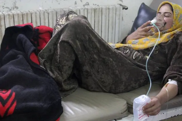 
	Mulher, afetada pelo que os ativistas dizem ser um ataque com g&aacute;s cloro, &eacute; atendida em um hospital perto da fronteira s&iacute;ria com a Turquia
 (Reuters)