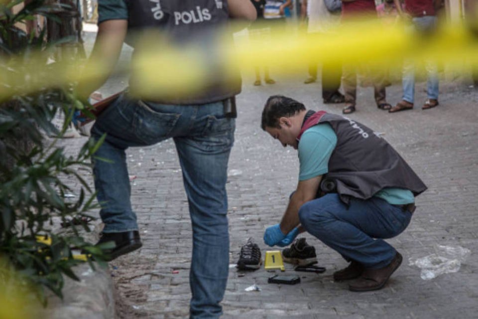 Caminhão-bomba explode e mata oito policiais na Turquia