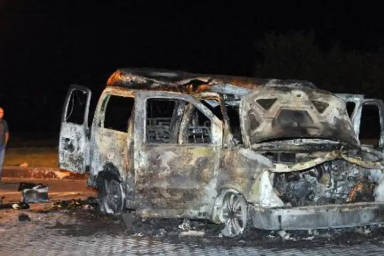 Polícia inspeciona carro destruído após explosão no centro da cidade ucraniana de Donetsk (Alexander Khudoteply/AFP)