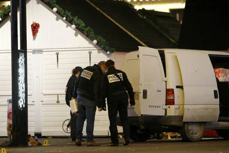 
	Investigadores trabalham pr&oacute;ximos a van utilizada em ataque contra pessoas em Nantes, Fran&ccedil;a
 (Stephane Mahe/Reuters)