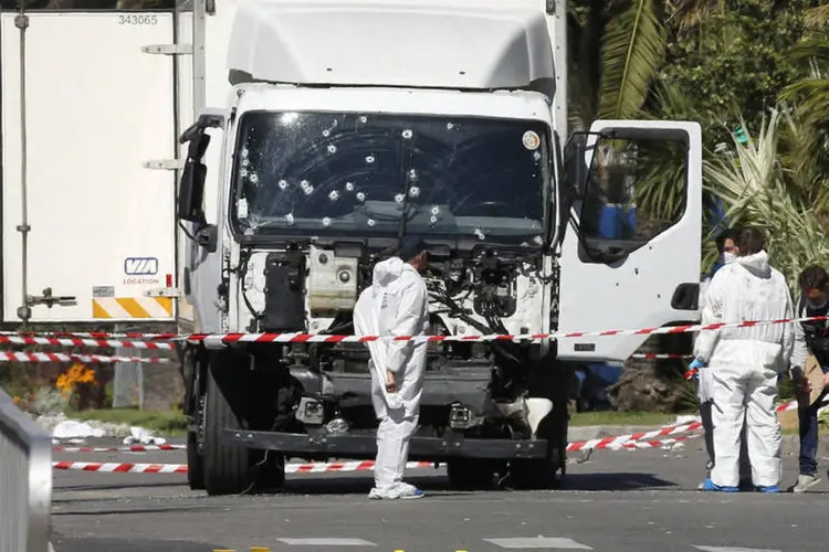 
	Ataque: segundo a den&uacute;ncia, o autor do massacre de Nice tinha jogado um peda&ccedil;o de madeira contra o outro motorista
 (Eric Gaillard / Reuters)