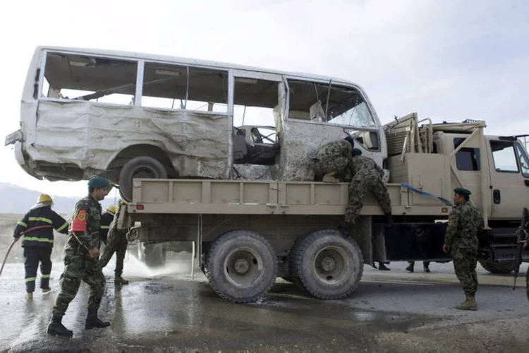 
	Ataque terrorista: os feridos foram levados por pessoal do Ex&eacute;rcito afeg&atilde;o para v&aacute;rios hospitais
 (Anil Usyan / Reuters)