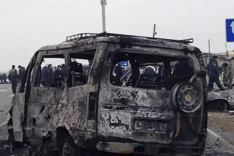 
	Daguest&atilde;o: &quot;Um dos soldados do califado lan&ccedil;ou um carro-bomba contra uma barreira da pol&iacute;cia, e explodiu o autom&oacute;vel no meio dos agentes&quot;
 (Reuters)