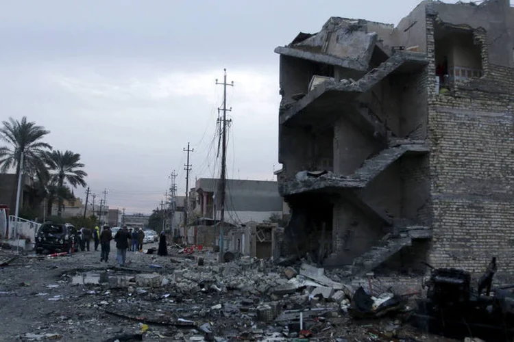 
	Carro bomba: entre os feridos est&aacute; o chefe da intelig&ecirc;ncia da Pol&iacute;cia de Diyala, o general Qasim al Anbaki
 (Khalid al Mousily / Reuters)