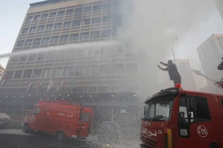 Bombeiros tentam apagar o fogo no hotel Duroy, após um ataque a bomba, em Beirute (Mahmoud Kheir/Reuters)