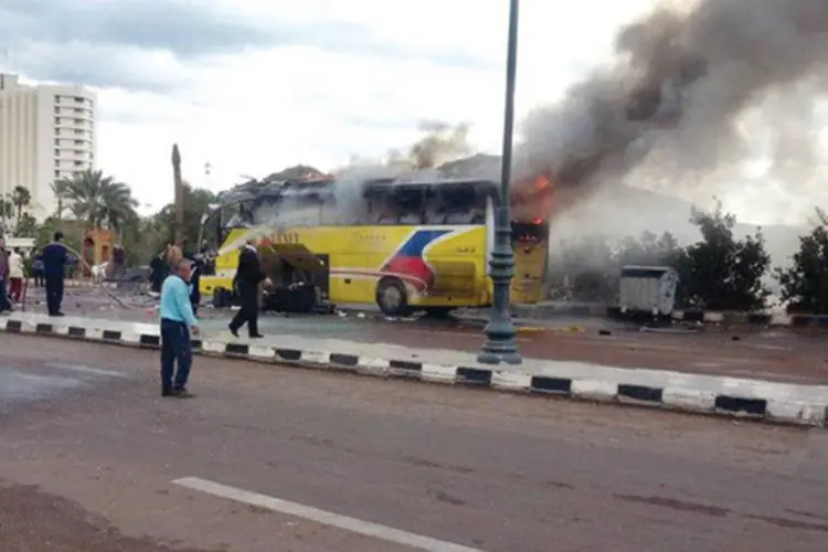 
	&Ocirc;nibus de turismo no Sinai, em fevereiro: quatro estrangeiros est&atilde;o entre os feridos
 (Reuters)