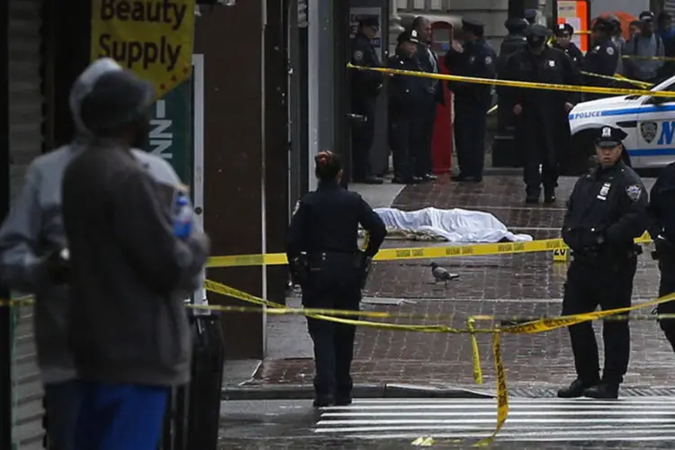 Corpo é visto após ataque com machado na Avenida Jamaica, em Queen's, Nova York (Shannon Stapleton/Reuters)