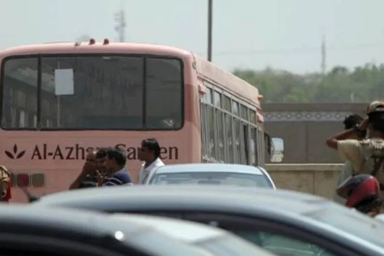 Um grupo de pelo menos seis homens armados abriu fogo contra um ônibus que transportava diversos membros da comunidade ismailita (Rizwan Tabassum/AFP)