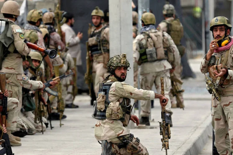 
	O porta-voz da Pol&iacute;cia de Cabul, Ebadullah Karimi, disse &agrave; ag&ecirc;ncia Efe que seis agressores morreram poucos minutos o in&iacute;cio do ataque
 (REUTERS/Ahmad Masood)