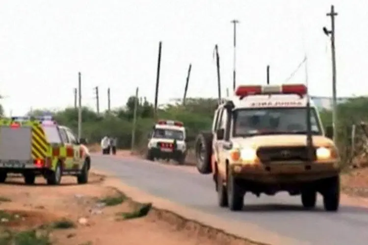 Ambulância é vista após ataque islamita em universidade do Quênia (Reuters TV)